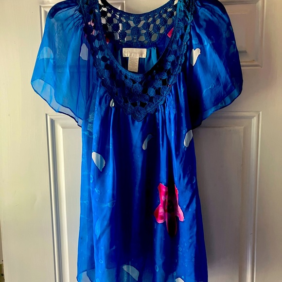 Soft Surrounding is a soft and comfortable blouse with inlay crochet neck line, - Picture 1 of 5